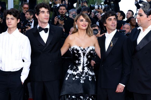 L'actrice espagnole était avec l'équipe de "La Bola Negra", en compétition

Milo Quifes, Javier Calvó, Penélope Cruz, Javier Ambrossi, Carlos González - Montée des marches pour la cérémonie de clôture du 79ème Festival International du Film de Cannes, le 23 mai 2026. © Olivier Borde / Bestimage