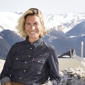 Elle essaie néanmoins de prendre du recul sur certaines préoccupations du quotidien.

Alessandra Sublet pour Handi Gang - Photocall lors de la 24ème édition du Festival des Créations TV de Luchon. Le 10 février 2022
© Christophe Aubert via Bestimage