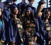 Sur leur compte Instagram commun, les jeunes femmes ont publié des vidéos émouvantes d’elles montant main dans la main sur scène pour recevoir leurs diplômes...
Instagram @the_combs_twins
