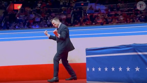 Après l’investiture de Donald Trump au Capitole, Elon Musk a tenu un discours face aux supporters du nouveau président, à la Capital One Arena. À la tribune, le milliardaire, propriétaire de Tesla et X, a effectué un geste que beaucoup ont qualifié de «salut nazi».  
© Capture TV via Bestimage