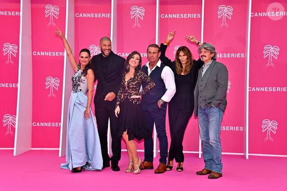 Carole Dechantre, Xavier Delarue, Elsa Esnoult, Tom Schacht, Cathy Andrieu et Philippe Vasseur  - Soirée d'ouverture du 4 ème Canneseries au Palais des Festivals à Cannes, le 8 octobre 2021.
© Bruno Bebert / Bestimage