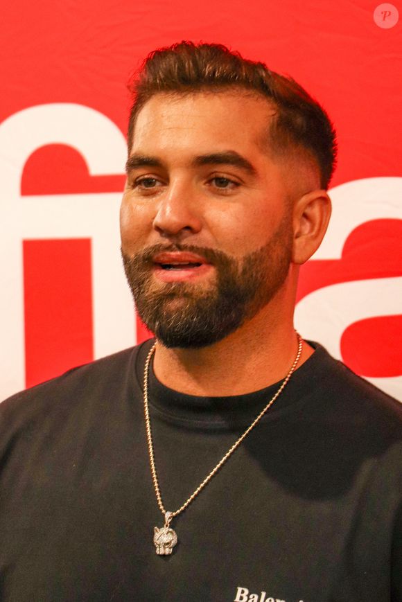Exclusif - Kendji Girac en séance de dédicaces à l'occasion de la sortie de son nouvel album '"Vivre'" à la FNAC Croix-Blanche de Sainte-Geneviève-des-Bois, le 4 octobre 2024. © Agence / Bestimage