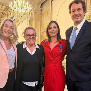 Pour cette consécration, l'ex-championne de 42 ans a fait sensation dans un look ultra-chic. 

Nathalie Péchalat décorée à l'Elysée