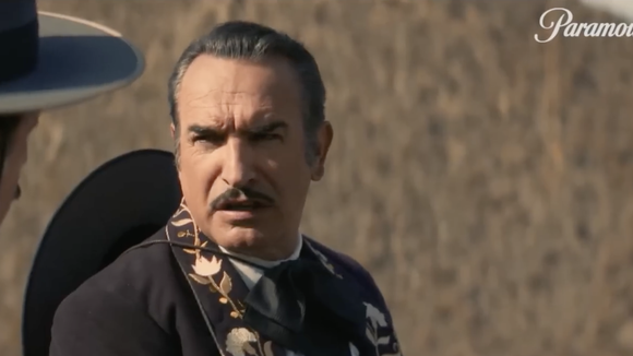 Mini-série Zorro produite par Marc Dujardin avec Jean Dujardin dans le rôle titre et Simon Dujardin, stagiaire.
