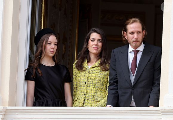 La princesse Alexandra de Hanovre, Charlotte Casiraghi, Andrea Casiraghi - La famille princière de Monaco au balcon du palais, à l'occasion de la Fête Nationale de Monaco, le 19 novembre 2025. © Dominique Jacovides/Bestimage