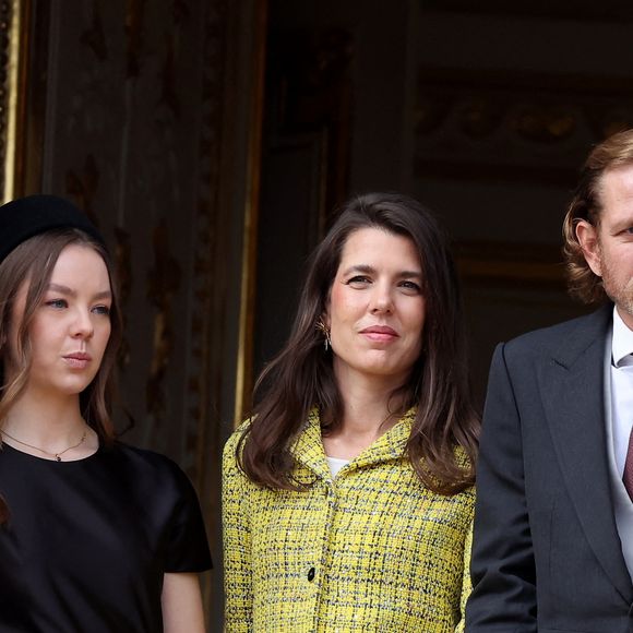 La princesse Alexandra de Hanovre, Charlotte Casiraghi, Andrea Casiraghi - La famille princière de Monaco au balcon du palais, à l'occasion de la Fête Nationale de Monaco, le 19 novembre 2025. © Dominique Jacovides/Bestimage