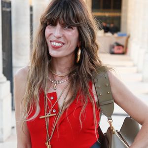 Lou Doillon poursuit en saluant le courage et la générosité de sa mère

Lou Doillon - Prix ANDAM dans les jardins du Palais Royal à Paris, France, le 30 juin 2025. © Christophe Clovis / Bestimage