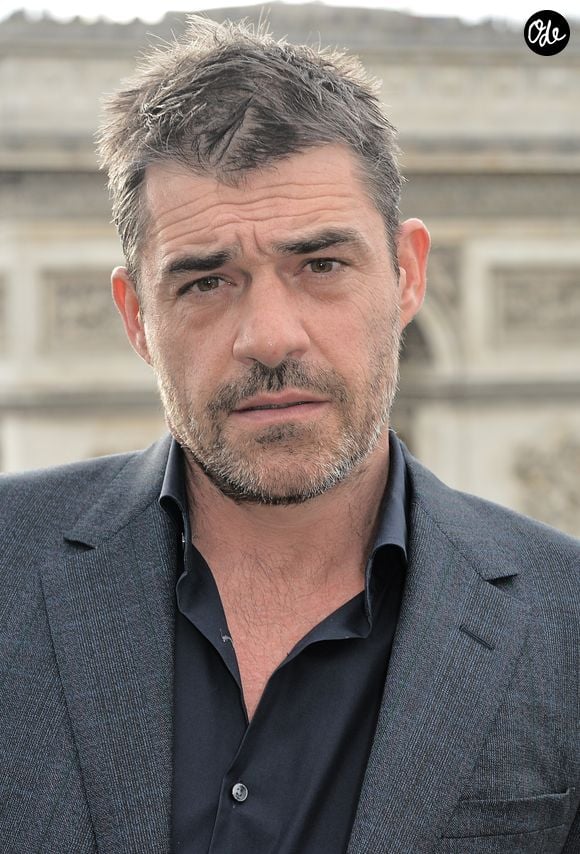 Retour en 2001. Cette année-là, Thierry Neuvic apparaît déjà sur France 3 dans le téléfilm Mausolée pour une garce aux côtés de Sylvie Vartan et Francis Huster. 


Thierry Neuvic lors du 5ème Champs Elysées Film Festival à Paris, le 14 juin 2016. 

© CVS-Veeren/Bestimage