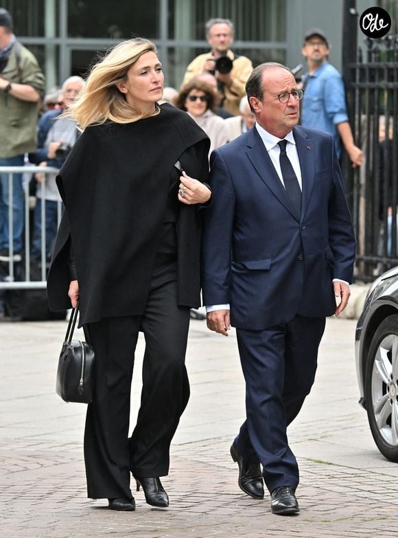 D'autant que cet événement populaire incontournable attire désormais une foule immense de curieux et de touristes étrangers.

Julie Gayet et François Hollande en la basilique Sainte-Clotilde à Paris, le 12 juin 2026. 

© Jacovides / Liewig / Bestimage