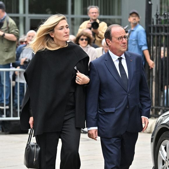 D'autant que cet événement populaire incontournable attire désormais une foule immense de curieux et de touristes étrangers.

Julie Gayet et François Hollande en la basilique Sainte-Clotilde à Paris, le 12 juin 2026. 

© Jacovides / Liewig / Bestimage