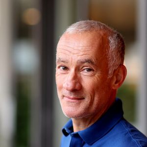 Si son nom ne vous dit rien, c'est parce qu'elle a préféré rester dans l'ombre, contrairement à son mari.

Gilles Bouleau - Célébrités au village des Internationaux de France de tennis de Roland Garros 2024 à Paris le 2 juin 2024.
© Jacovides / Moreau / Bestimage