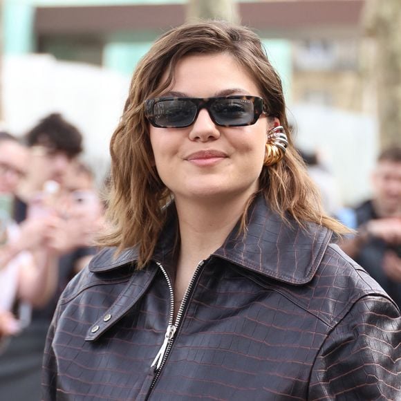 Louane (Emera) aux arrivées au défilé Rabanne Collection Femme Prêt-à-Porter Automne/Hiver 2026-2027 lors de la Fashion Week de Paris (PFW) à l'Unesco, à Paris, France, le 5 mars 2026. © Denis Guignebourg/Bestimage