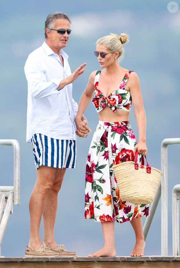 ... mène aujourd'hui une vie de princesse aux côtés de son époux, Michael Lewis

Kitty Spencer, son mari Michael Lewis et des amis arrivent au Club 55 sur la plage de Pampelonne à Ramatuelle (Saint-Tropez), Côte d'Azur, France, le 19 août 2025. (Agence / Bestimage)