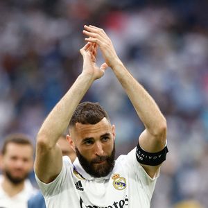 Le 4 juin 2023, MADRID, ESPAGNE : Karim Benzema du Real Madrid salue les supporters lors du match de football de la Liga Santander entre le Real Madrid et l'Athletic Club de Bilbao au stade Santiago Bernabeu, le 4 juin 2023, à Madrid, Espagne. Photo by Oscar J. Barroso/AFP7 via ZUMA/ABACAPRESS.COM
