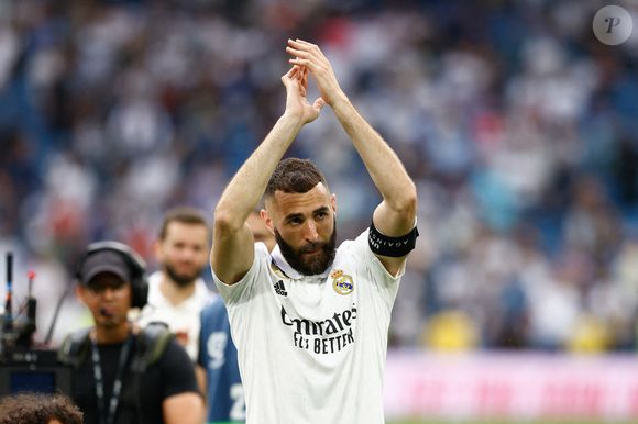 Le 4 juin 2023, MADRID, ESPAGNE : Karim Benzema du Real Madrid salue les supporters lors du match de football de la Liga Santander entre le Real Madrid et l'Athletic Club de Bilbao au stade Santiago Bernabeu, le 4 juin 2023, à Madrid, Espagne. Photo by Oscar J. Barroso/AFP7 via ZUMA/ABACAPRESS.COM