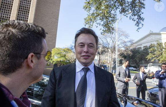 À la tête de près de six entreprises, le producteur de fusées SpaceX a, chaque jour, des milliers de candidats qui tentent de travailler à ses côtés. 


Elon Musk en janvier 2015 (Credit Image: © Bob Daemmrich/ZUMA Press Wire)