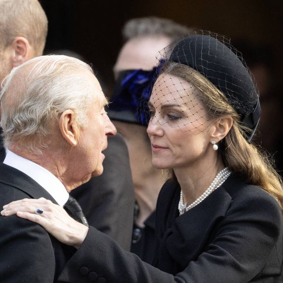 Kate Middleton était présente pour les obsèques de la duchesse de Kent.

La famille royale durant les obsèques de la duchesse de Kent dans la cathédrale de Westminster à Londres. © Dana Press / Bestimage