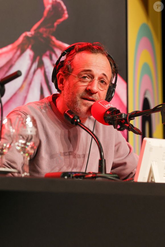 Il anime une enquête inédite consacrée au véritable goût de la tomate.

François-Régis Gaudry lors de l'émission "On va déguster" sur France-Inter en direct du 20ème Festival du Livre gourmand au Théâtre de Périgueux, le 16 novembre 2025. © Jean-Marc Lhomer / Bestimage.