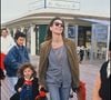 Son hommage débute par une publication sobre : une photo de sa main faisant le signe de la victoire, accompagnée de ces quelques mots : "3 ans sans toi".  

Archives : Jane Birkin et Lou Doillon à Deauville en 1986 @COADIC GUIREC / BESTIMAGE