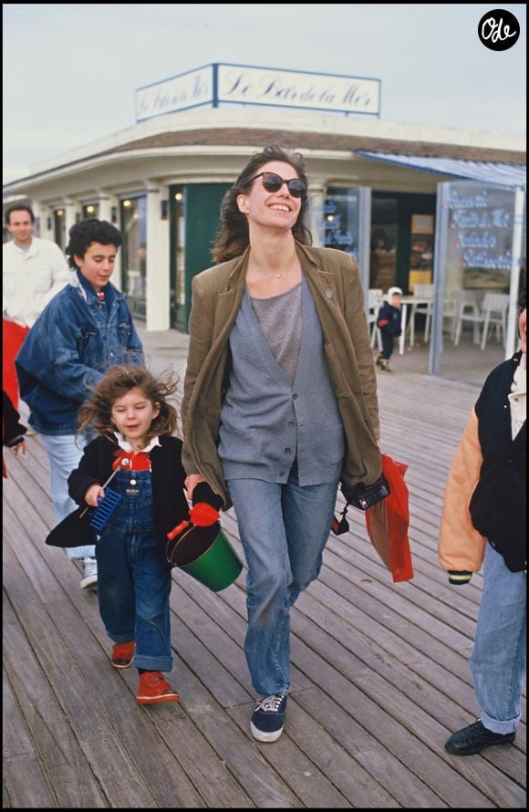 Son hommage débute par une publication sobre : une photo de sa main faisant le signe de la victoire, accompagnée de ces quelques mots : "3 ans sans toi".  

Archives : Jane Birkin et Lou Doillon à Deauville en 1986 @COADIC GUIREC / BESTIMAGE