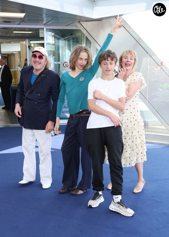 Sur les clichés dévoilés par l'enseigne, Billie s'amuse avec les codes de la mode. 

Philippe Katerine, Julie Depardieu et leurs enfants Billy et Alfred  - Photocall de 'Les derniers jours de Charles Baudelaire' lors de la 65eme édition du Festival TV De Monte Carlo le 14 Juin 2026

 © Denis Guignebourg /Bestimage