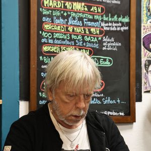 Le chanteur Renaud (Séchan) en dédicace à l'occasion de la sortie de "Renaud le livre" signé Erwan L'Eléouet et préfacé par sa fille Lolita Séchan, à la Libraire bordelaise Les 400 Coups de P.Poutou à Bordeaux, France, le 28 mars 2026. © Fabien Cottereau/Bestimage