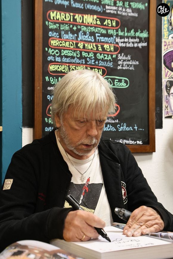 Le chanteur Renaud (Séchan) en dédicace à l'occasion de la sortie de "Renaud le livre" signé Erwan L'Eléouet et préfacé par sa fille Lolita Séchan, à la Libraire bordelaise Les 400 Coups de P.Poutou à Bordeaux, France, le 28 mars 2026. © Fabien Cottereau/Bestimage