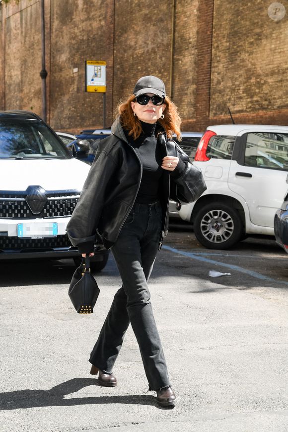 Isabelle Huppert en promenade à Rome. ©SGPItalia / Bestimage