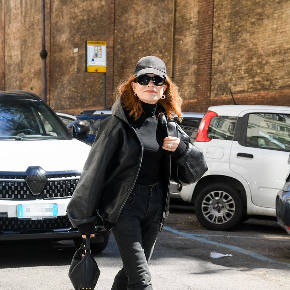 Isabelle Huppert en promenade à Rome. ©SGPItalia / Bestimage