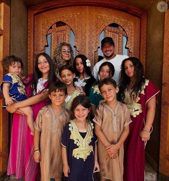 Émilie Fanich, maman de neuf enfants, révélée dans l’émission "Familles nombreuses : la vie en XXL", a une nouvelle fois pris la parole sur Instagram...
Emilie et Franck Fanich en compagnie de leurs 9 enfants sur Instagram.