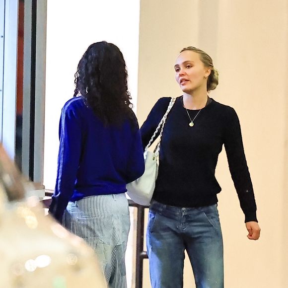 EXCLUSIF Beverly Hills, Californie   Lily-Rose Depp et sa petite amie, 070 Shake, ont été aperçues en train de s'embrasser à la sortie d'un dîner romantique au restaurant E Baldi à Beverly Hills.