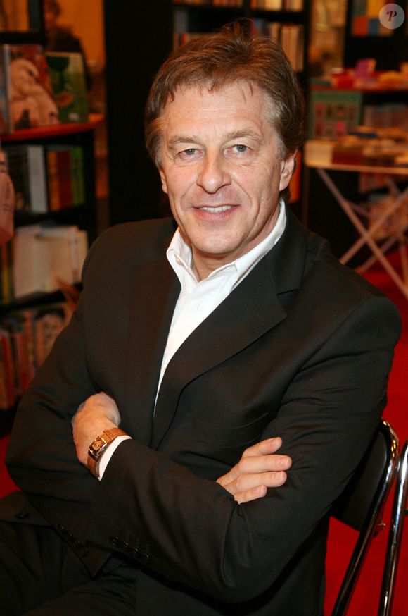 Un manque d’attention et de vigilance qui lui a valu de se retrouver en fauteuil roulant pendant deux longues années. Mais c’est aussi cet accident qui lui a permis de découvrir qu’il était atteint de cette neuropathie qu’est la polyradiculonévrite chronique.

Le présentateur de télévision français Henri Sannier pose pendant le Salon du Livre qui se tient à la Porte de Versailles, à Paris, France, le 24 mars 2007. Photo by Denis Guignebourg/ABACAPRESS.COM