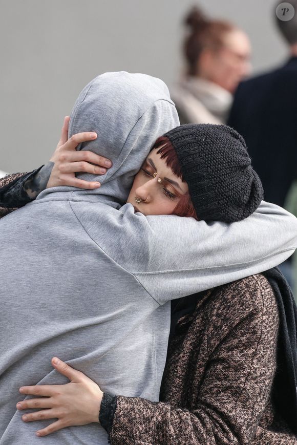 Le suspect Nathan B. libéré sur vice de procédure, la famille de la jeune femme scandalisée
.

Famille et amis de Leslie - Obsèques de Leslie Hoorelbeke au crématorium de La Rochelle le 18 mars 2023.© Laeticia Notariani/Bestimage