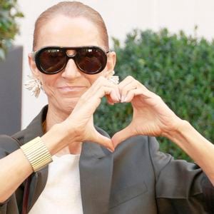 Celine Dion salue ses fans à la sortie de l'hôtel Royal Monceau avant de se diriger vers la salle Plenitude Arena où elle débutera sa série de concerts parisiens le 12 septembre 2026. © Christophe Aubert / Bestimage