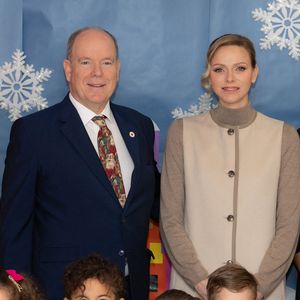 Le prince Albert II de Monaco et la princesse Charlène de Monaco assistent au spectacle de Noël à la crèche de la Croix-Rouge Rosine Sanmori et participent à la traditionnelle distribution de cadeaux de Noël à Monaco. Photo par Olivier Huitel / Pool Monaco / Bestimage