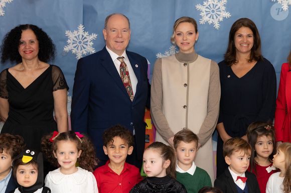 Le prince Albert II de Monaco et la princesse Charlène de Monaco assistent au spectacle de Noël à la crèche de la Croix-Rouge Rosine Sanmori et participent à la traditionnelle distribution de cadeaux de Noël à Monaco. Photo par Olivier Huitel / Pool Monaco / Bestimage