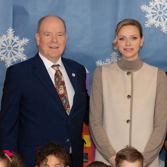 Le prince Albert II de Monaco et la princesse Charlène de Monaco assistent au spectacle de Noël à la crèche de la Croix-Rouge Rosine Sanmori et participent à la traditionnelle distribution de cadeaux de Noël à Monaco. Photo par Olivier Huitel / Pool Monaco / Bestimage