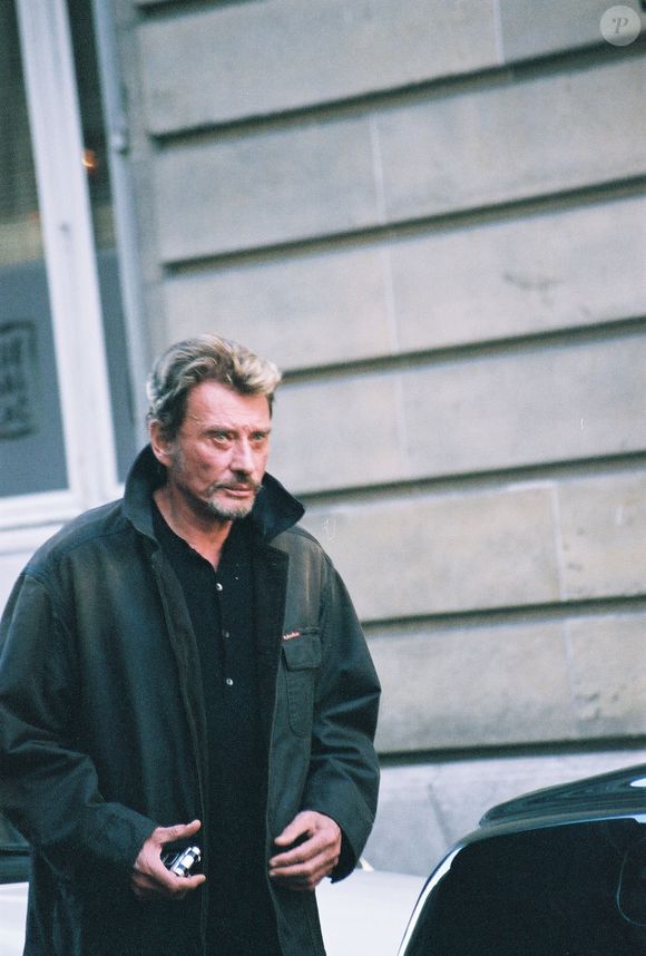 Johnny Hallyday arrive à son restaurant "Rue Balzac" à Paris. Le 3 décembre 2005 ©AGENCE / BESTIMAGE