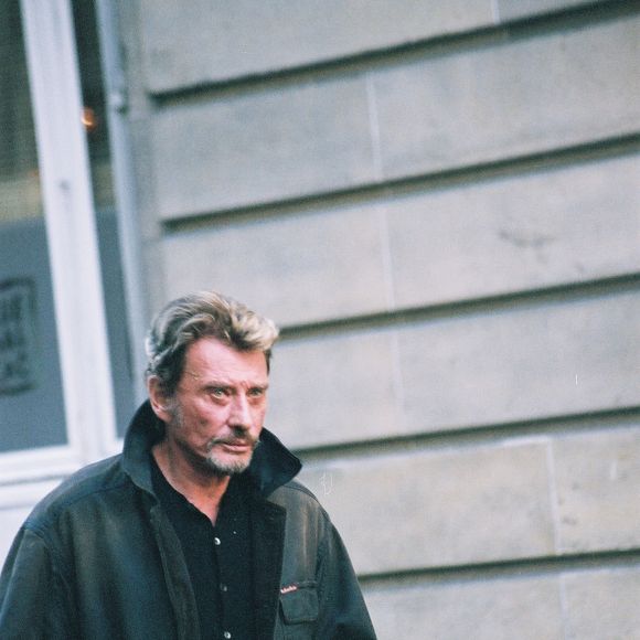 Johnny Hallyday arrive à son restaurant "Rue Balzac" à Paris. Le 3 décembre 2005 ©AGENCE / BESTIMAGE
