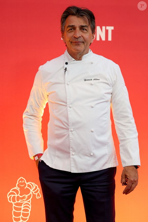 Il y propose une offre mêlant cuisine asiatique, méditerranéenne et plats traditionnels d’Auguste Escoffier.

Yannick Alleno - Cérémonie des remises des Etoiles Michelin 2026 au Grimaldi Forum à Monaco le 16 mars 2026. © Jean-Marc Lhomer/Bestimage