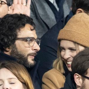 Maxim Nucci (Yodelice) et sa compagne Isabelle Ithurburu dans les tribunes lors du match de rugby du Tournoi des 6 Nations opposant la France à l'Angleterre au stade de France, à Saint-Denis, Seine Saint-Denis, France, le 19 mars 2022. La France s'offre le grand chelem dans le Tournoi des six nations, après sa victoire 25-13 contre l'Angleterre. © Cyril Moreau/Bestimage