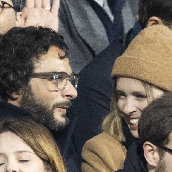 Maxim Nucci (Yodelice) et sa compagne Isabelle Ithurburu dans les tribunes lors du match de rugby du Tournoi des 6 Nations opposant la France à l'Angleterre au stade de France, à Saint-Denis, Seine Saint-Denis, France, le 19 mars 2022. La France s'offre le grand chelem dans le Tournoi des six nations, après sa victoire 25-13 contre l'Angleterre. © Cyril Moreau/Bestimage