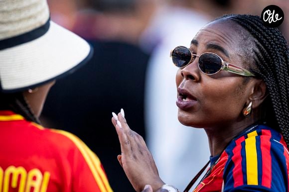 Sheila Ebana célèbre la victoire de l'Espagne avec son fils Lamine Yamal après la finale de la Coupe du Monde de la FIFA 2026 au New York New Jersey Stadium, à East Rutherford (New Jersey), le 19 juillet 2026, aux États-Unis.