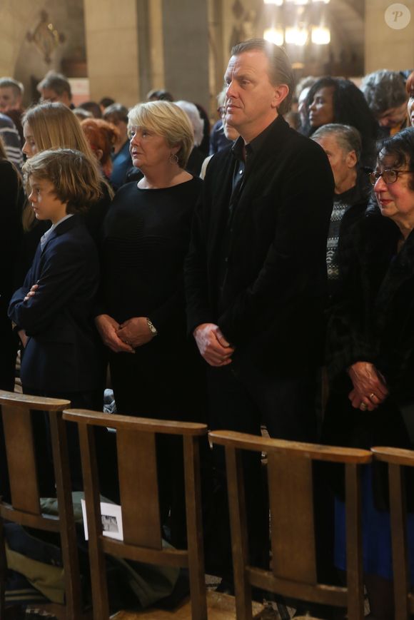 Claude François Junior (Jr), ses enfants, sa mère Isabelle Forêt lors de la messe hommage à Claude François en l'église Notre-Dame d'Auteuil à Paris le 10 mars 2018. Cette commémoration marque le 40ème anniversaire de la mort du chanteur. Ses obsèques ont été célébrées au même endroit le 15 mars 1978.
© CVS / Bestimage