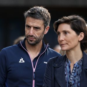 Il en profite même pour lui adresser un tendre "je t’aime". "Ce livre m’a obligé à me confier comme je ne l’avais jamais fait", reconnaît-il avec une sincérité désarmante.

Tony Estanguet, président du Comité d’organisation des Jeux Olympiques et Paralympiques de Paris 2024 et Amélie Oudéa-Castéra, ministre des Sports et des Jeux Olympiques et Paralympiques, lors d'une visite au Collège Maurice Utrillo à Paris 18ème pour la rentrée scolaire. © Stéphane Lemouton / Bestimage