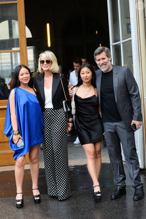 Jalil Lespert, Laeticia Hallyday et ses filles Jade et Joy à leur arrivée au mariage de Claude Lelouch à la mairie du 18ème à Paris. Le 17 juin 2023(Agence / Bestimage).