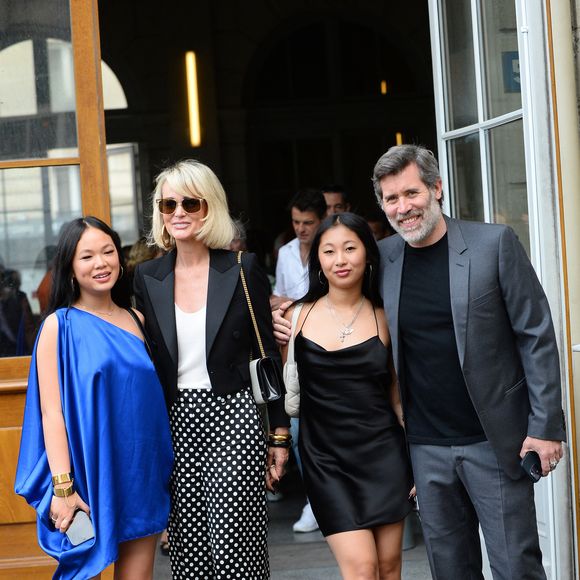 Jalil Lespert, Laeticia Hallyday et ses filles Jade et Joy à leur arrivée au mariage de Claude Lelouch à la mairie du 18ème à Paris. Le 17 juin 2023(Agence / Bestimage).