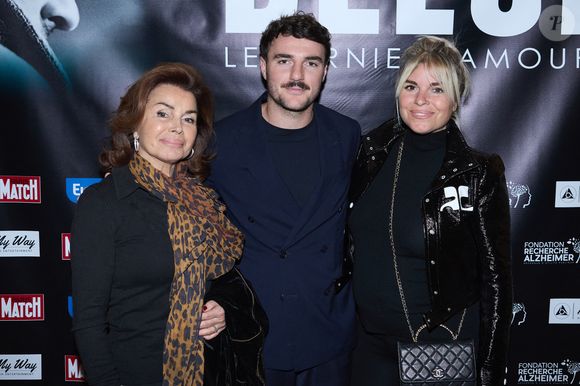 Exclusif - Dominique Tapie, Sophie Tapie (enceinte) , son mari Baptiste Germain au photocall de la soirée Ciné-concert symphonique "Alain Delon, le dernier Samouraï" au Palais des congrès à Paris le 8 novembre 2024 le jour de son anniversaire.

© Jacovides / Moreau / Bestimage