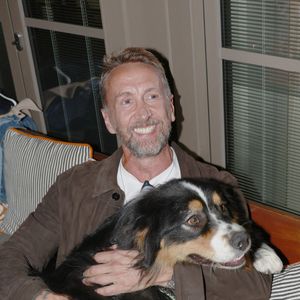Philippe Caverivière avec son chien Virgil - Vernissage de l'exposition photos et du livre "La Boxe fait son cinéma" à l'hôtel Brach à Paris le 23 Septembre 2025. Ces clichés rendent hommage à plus de cinquante acteurs immortalisés dans des scènes où le noble art rencontre le 7ème art. © Christophe Aubert via Bestimage