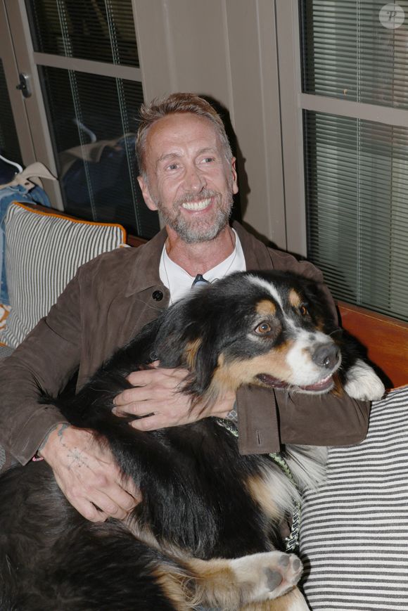 Philippe Caverivière avec son chien Virgil - Vernissage de l'exposition photos et du livre "La Boxe fait son cinéma" à l'hôtel Brach à Paris le 23 Septembre 2025. Ces clichés rendent hommage à plus de cinquante acteurs immortalisés dans des scènes où le noble art rencontre le 7ème art. © Christophe Aubert via Bestimage